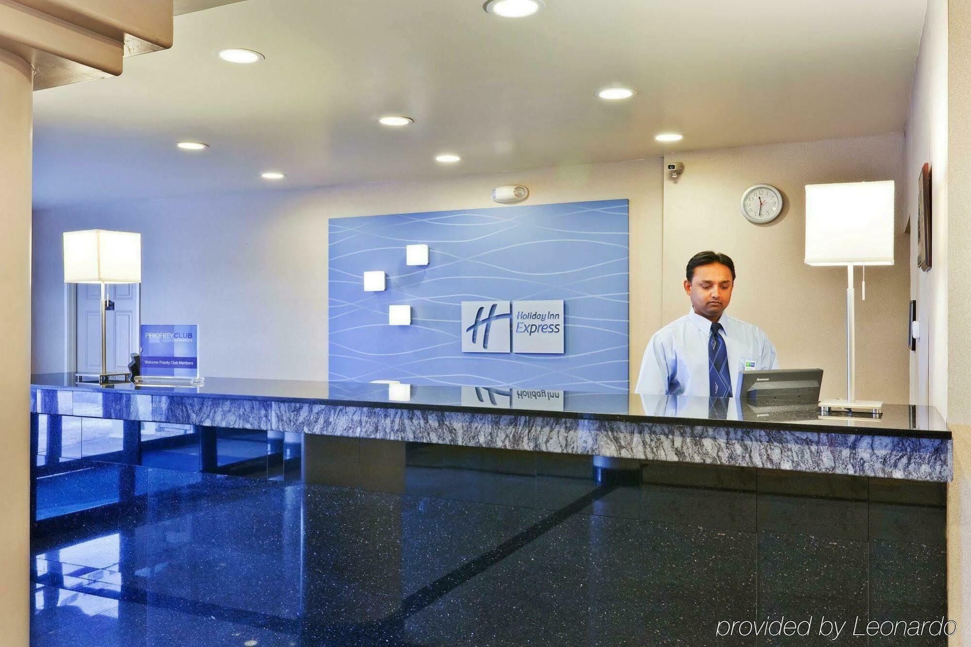 ホリデイ イン エクスプレス サンタ ローザ サンタローザ エクステリア 写真